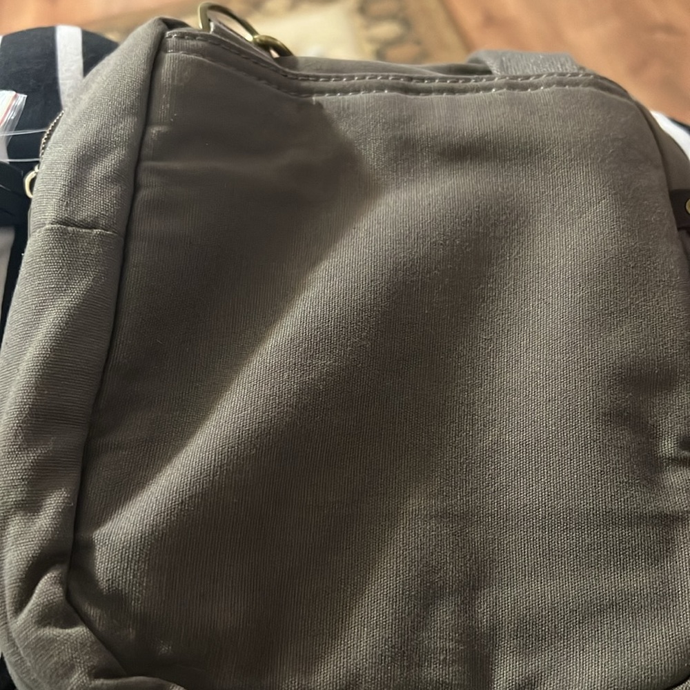 travel-on crossbody bag in army green - Picture 2 of 5